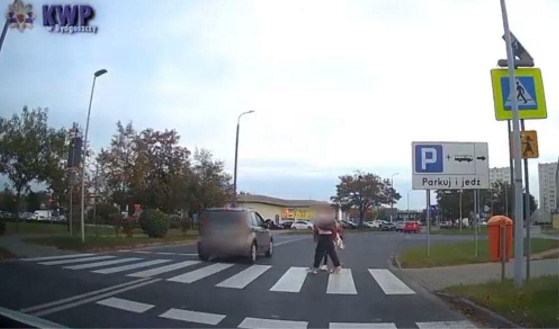 Wyprzedzają przed pasami, nie przepuszczają pieszych. Niebezpieczne manewry na nagraniach Wyprzedzają przed pasami, nie przepuszczają pieszych. Niebezpieczne manewry na nagraniach
