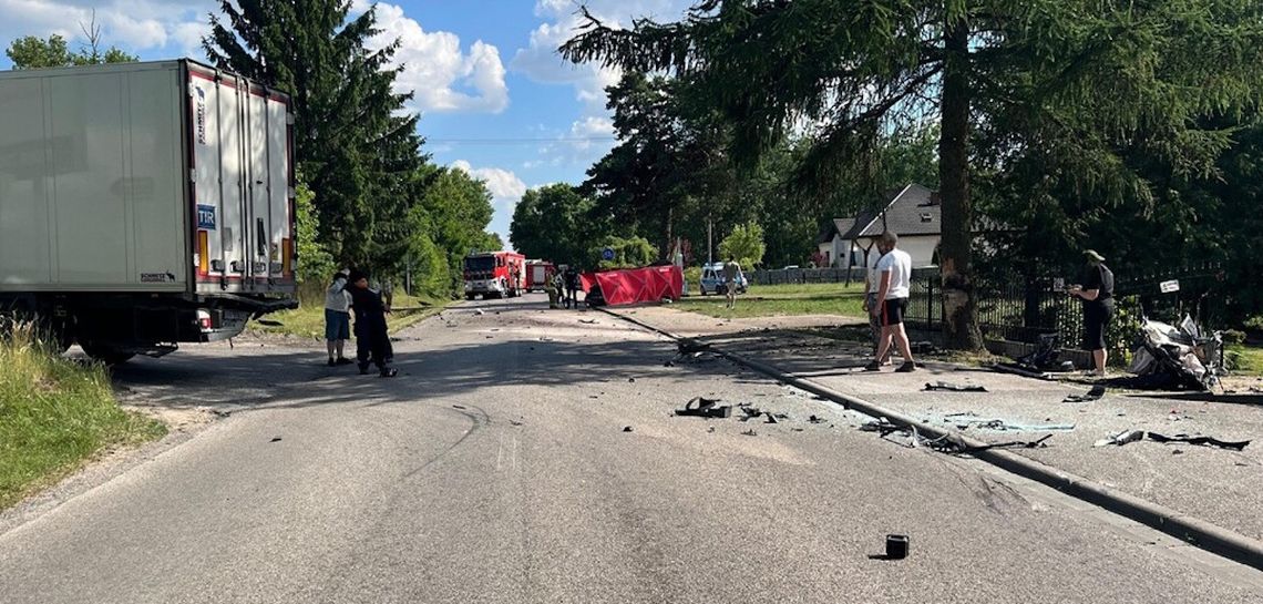 Wyprzedzał kilka pojazdów i uderzył w naczepę. Kierowca osobówki zginął na miejscu