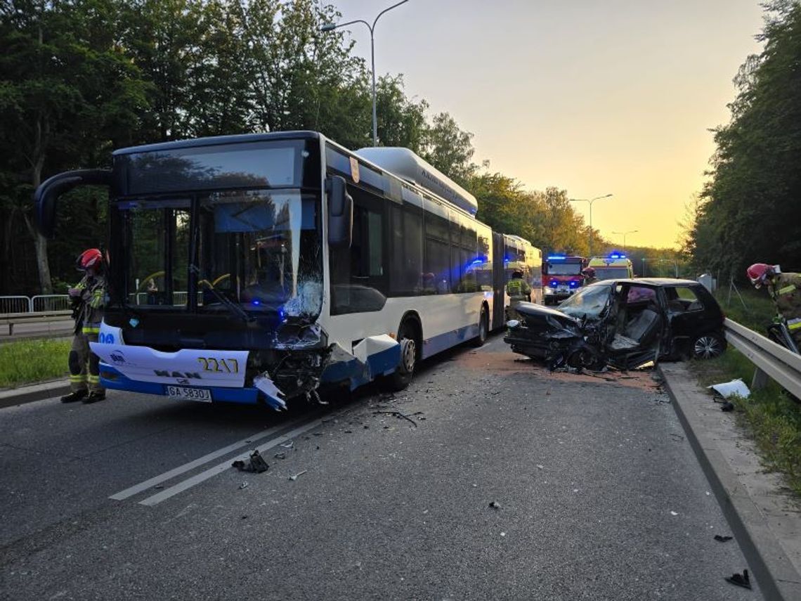 Wyprzedzał na kontrapasie i zderzył się czołowo z autobusem. Ciężko ranny sprawca trafił do szpitala