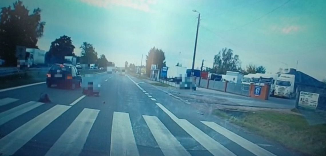 Wyprzedzał na przejściu dla pieszych, chłopak wbiegł w samochód. WIDEO