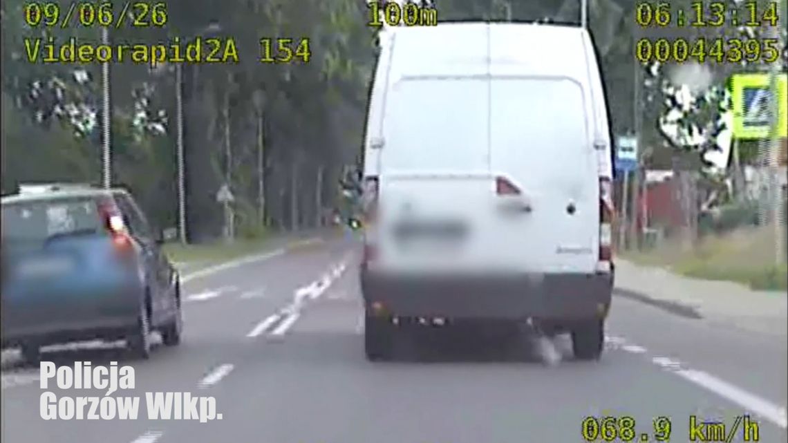 Wyprzedzał na przejściu dla pieszych. Pech chciał, że jednym z aut był nieoznakowany radiowóz Wyprzedzał na przejściu dla pieszych. Pech chciał, że jednym z aut był nieoznakowany radiowóz