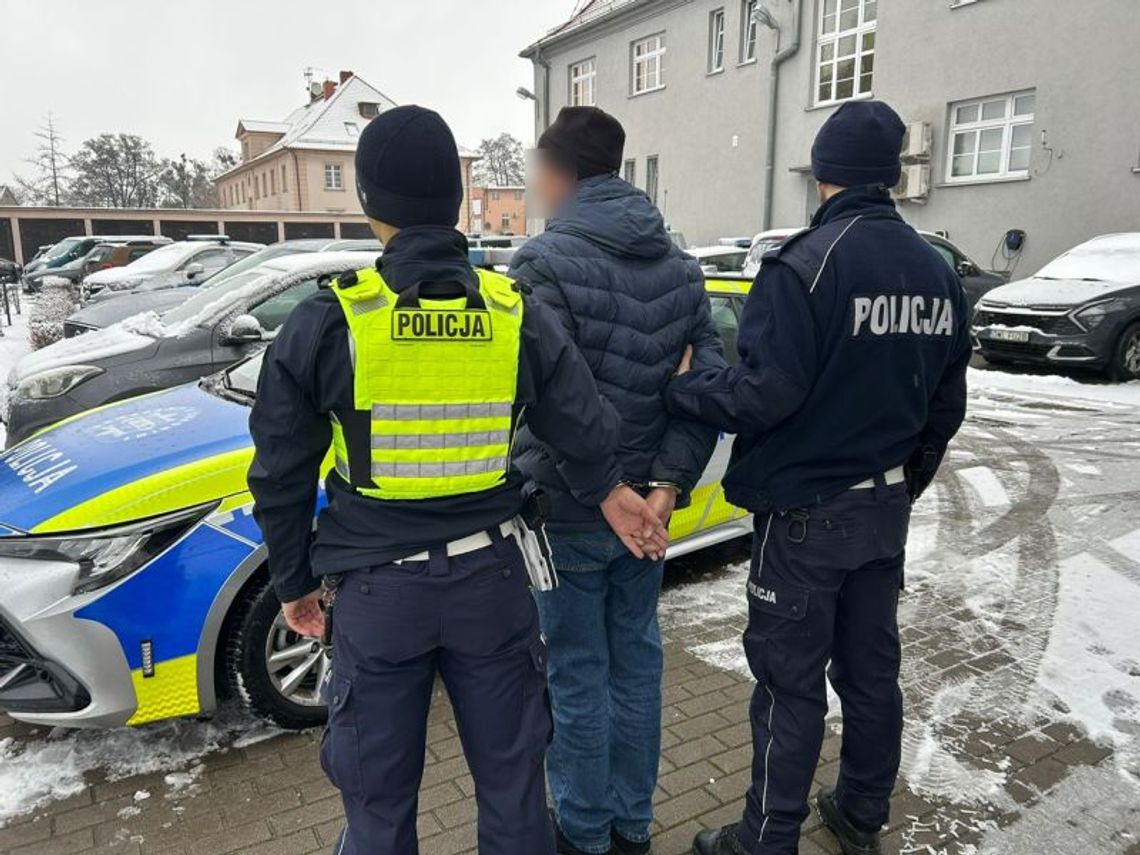 Wyprzedzał przed przejściem, omal nie potrącił pieszego. Kierowca chciał wykupić się łapówką Wyprzedzał przed przejściem, omal nie potrącił pieszego. Kierowca chciał wykupić się łapówką