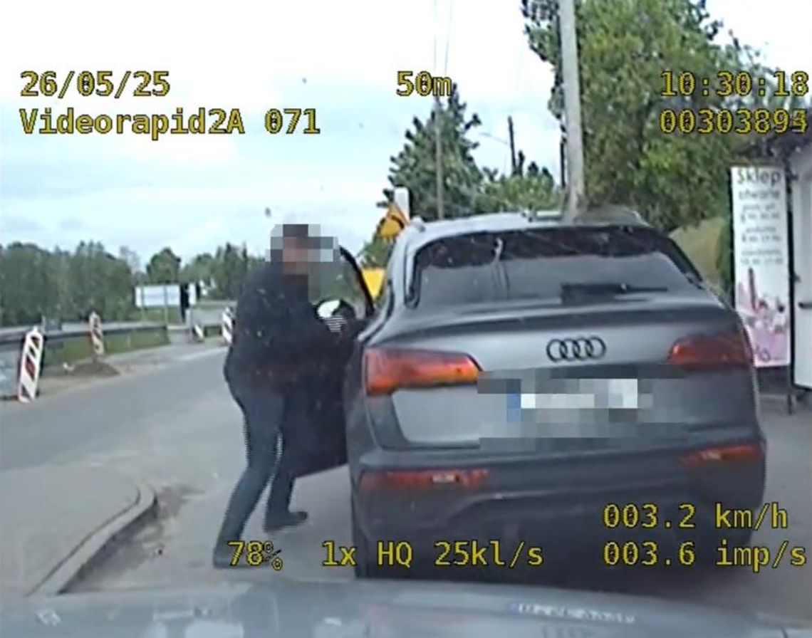Wyprzedził policję na czerwonym, a potem gonił własny samochód. Kamera w radiowozie wszystko nagrała