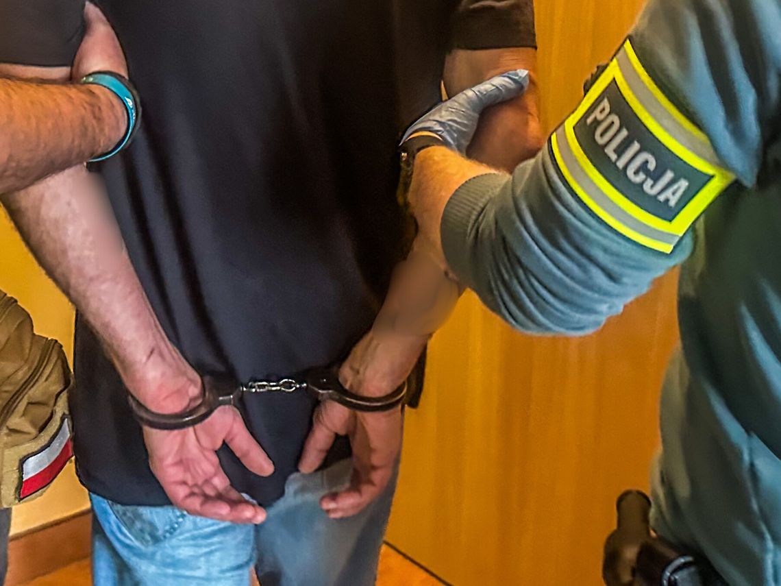 Wyrwał portfel, pchnął seniora w żywopłot i rozbił telefon o chodnik. 48-latek odpowie za rozbój