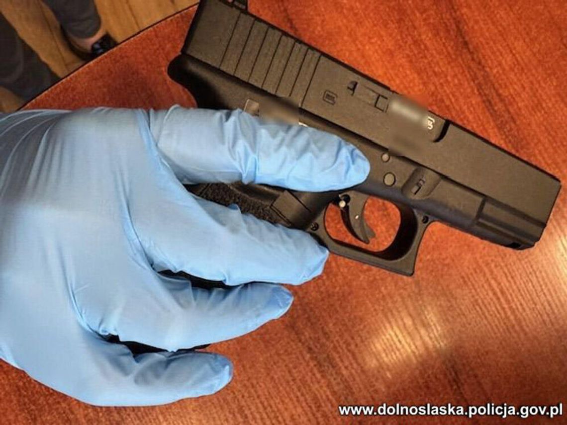 Wyrwał sprzedawcy pistolet, a potem go nim uderzył i powalił. Został szybko zatrzymany