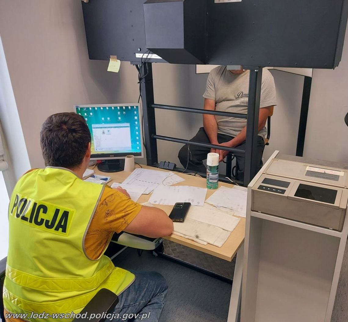 Wyrwał z grobu mosiężną tablicę wartą 13 tysięcy złotych. Cmentarny złodziej zatrzymany Wyrwał z grobu mosiężną tablicę wartą 13 tysięcy złotych. Cmentarny złodziej zatrzymany