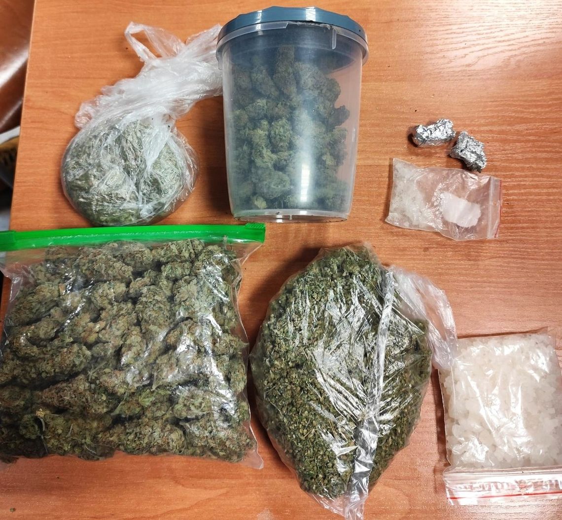 Wyrzucił narkotyki przez taras prosto przed policjantów. Młody mężczyzna aresztowany Wyrzucił narkotyki przez taras prosto przed policjantów. Młody mężczyzna aresztowany