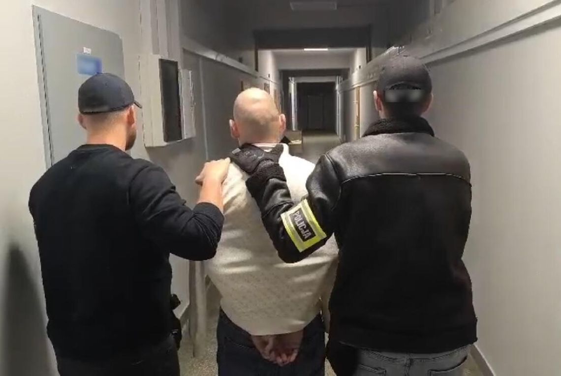 Wyrzucił przez balkon plecak, w którym było ponad 4 kg narkotyków. Chciał przechytrzyć policjantów