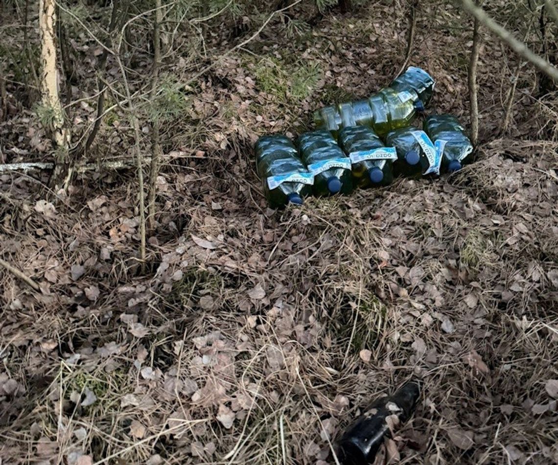 Wyrzucił w lesie 60 litrów paliwa. Chciał ukryć je przed szefem, bo bał się oskarżeń o kradzież Wyrzucił w lesie 60 litrów paliwa. Chciał ukryć je przed szefem, bo bał się oskarżeń o kradzież