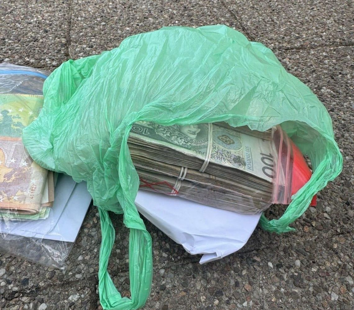 Wyrzuciła 70 tysięcy przez okno, bo uwierzyła oszustom. Policjanci zatrzymali ich na gorącym uczynku