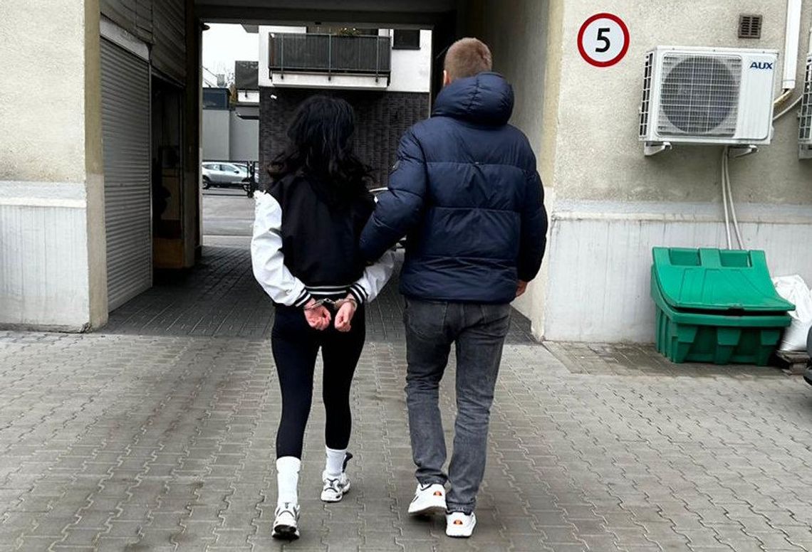 Wyrzuciła przez balkon 10 tysięcy złotych. 22-letnią oszustkę policjanci znaleźli na... imprezie Wyrzuciła przez balkon 10 tysięcy złotych. 22-letnią oszustkę policjanci znaleźli na... imprezie