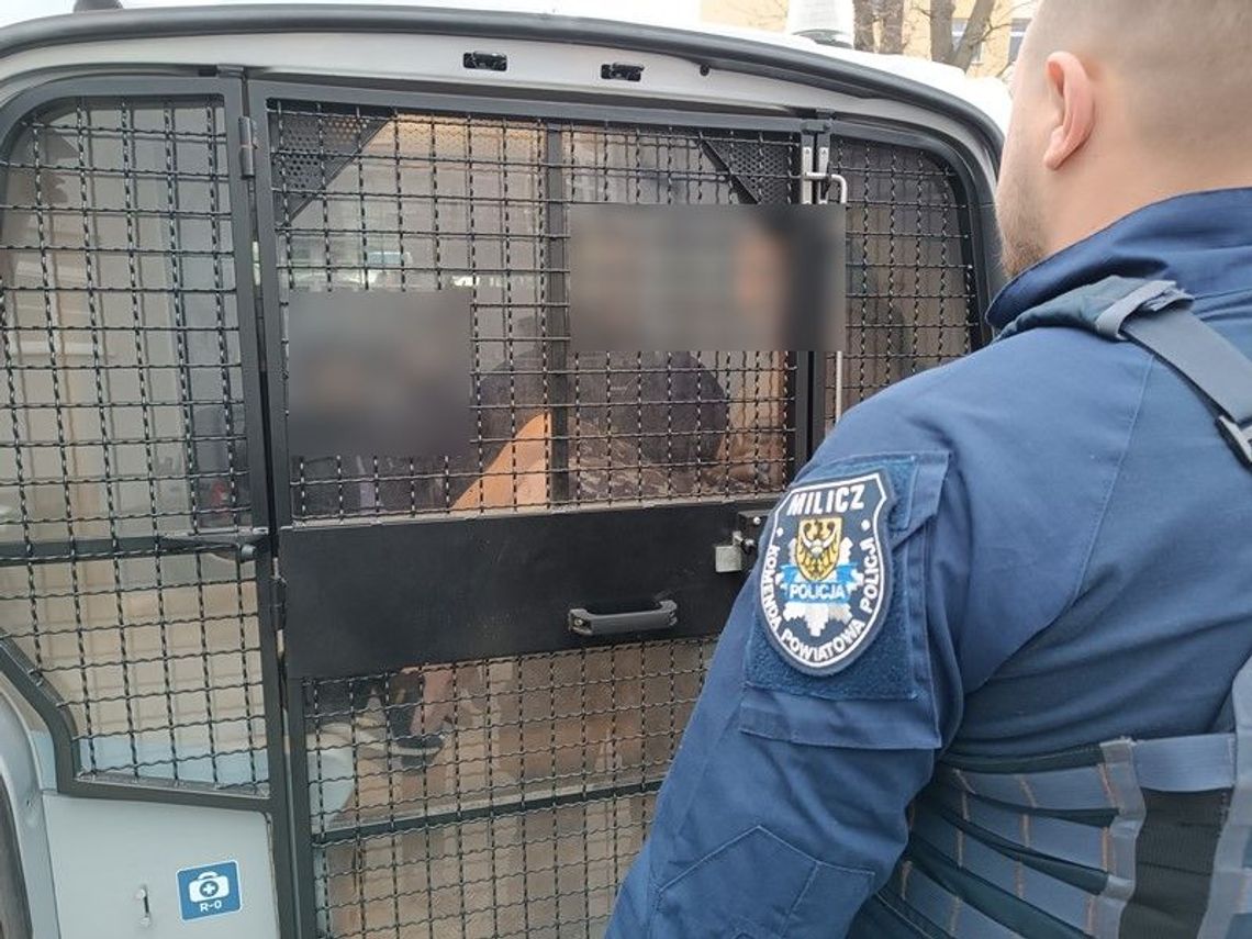 Wyrzucili go z pociągu i ze złości wyżył się na autach przed dworcem. 27-latek trzeźwiał już w celi Wyrzucili go z pociągu i ze złości wyżył się na autach przed dworcem. 27-latek trzeźwiał już w celi