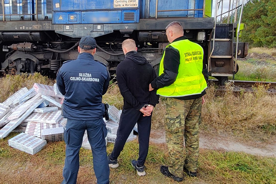 Wyrzucili z pociągu kontrabandę wartą 300 tysięcy złotych. Strażnicy zatrzymali dwóch mężczyzn Wyrzucili z pociągu kontrabandę wartą 300 tysięcy złotych. Strażnicy zatrzymali dwóch mężczyzn