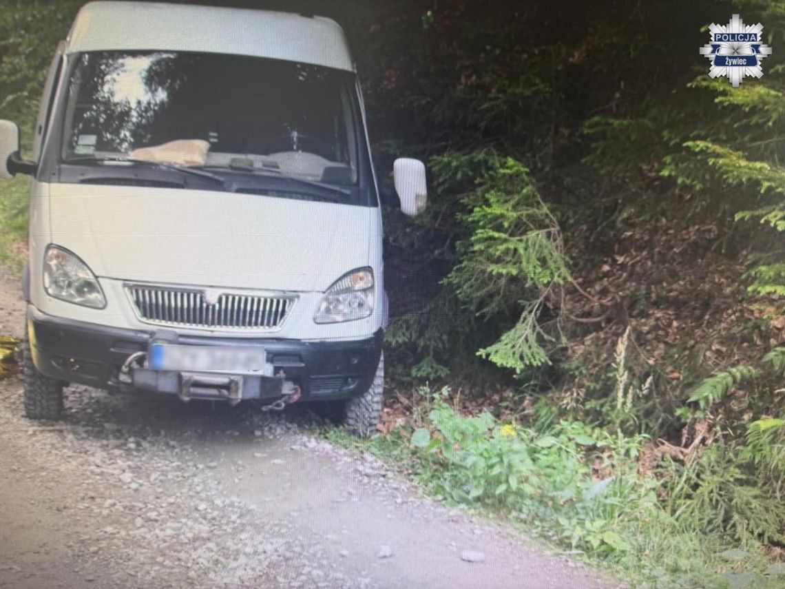 Wysiadła, gdy auto zaczęło staczać się ze zbocza. 40-latka zginęła na miejscu Wysiadła, gdy auto zaczęło staczać się ze zbocza. 40-latka zginęła na miejscu