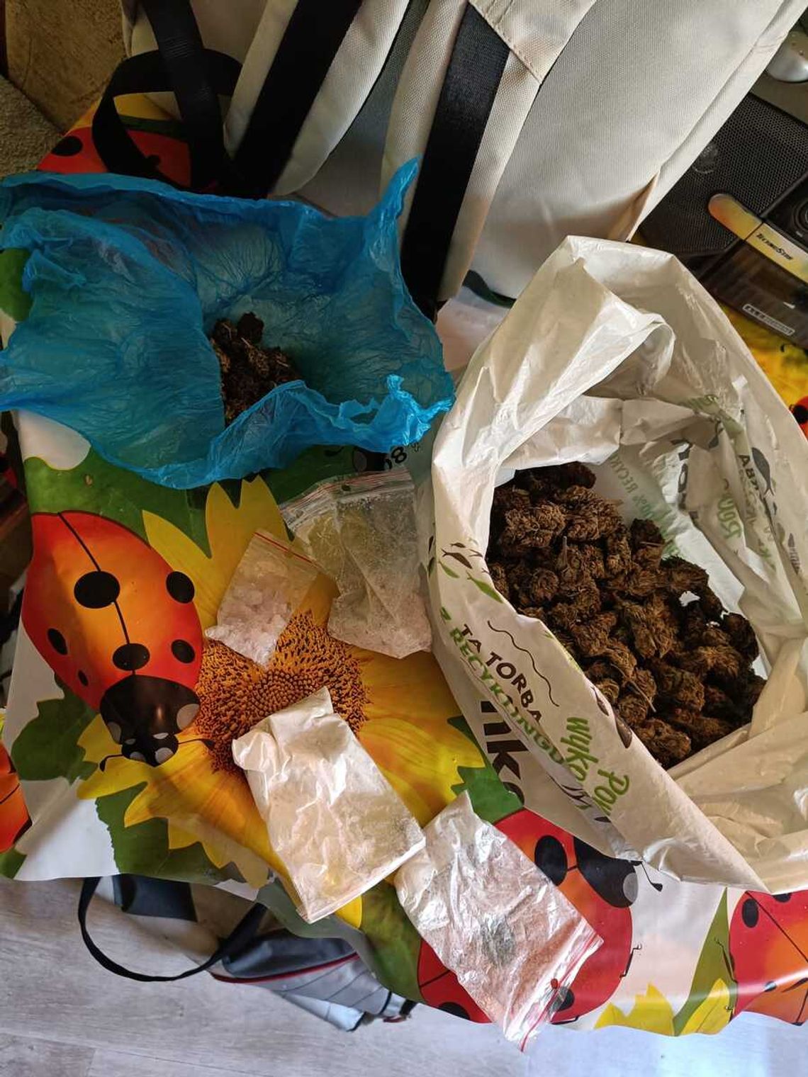 Bosy mężczyzna wyskoczył przez okno i uciekał z narkotykami. Miał reklamówkę pełną zioła