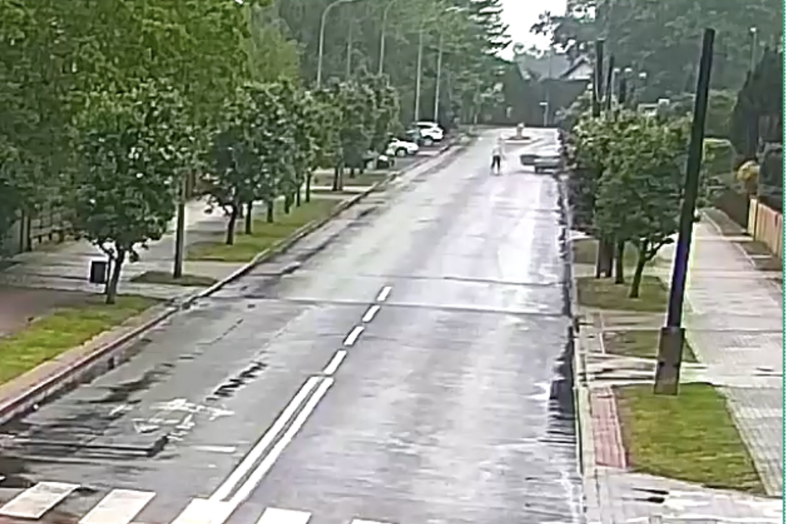 Wyskoczył z jadącego Mercedesa. Samochód bez kierowcy uderzył w ogrodzenie