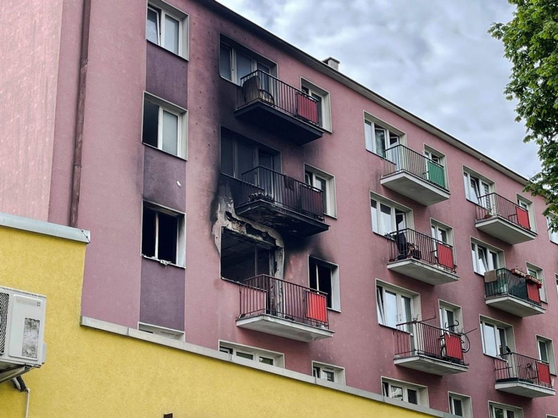 Wyskoczył z płonącego mieszkania, zmarł mimo reanimacji. W środku jeszcze dwa ciała