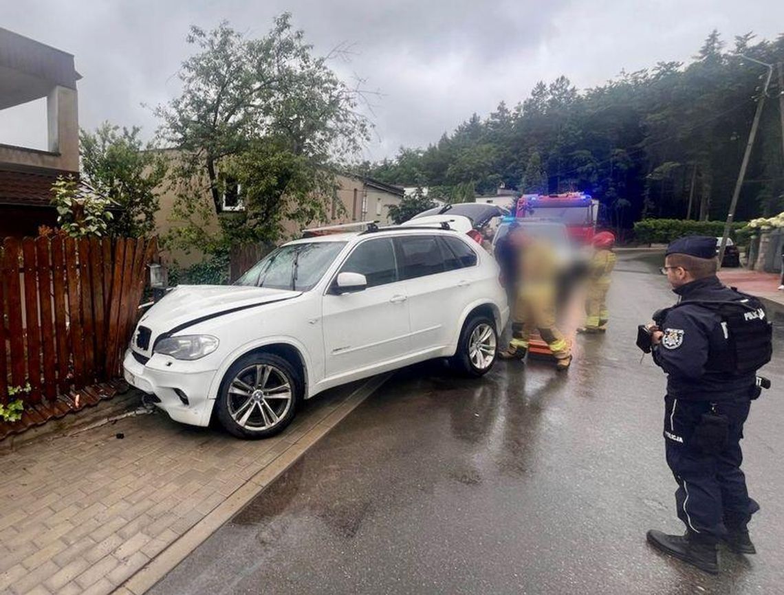 Wyskoczył z rozbitego BMW i uciekł. Policjanci szybko go złapali. Miał ponad promil Wyskoczył z rozbitego BMW i uciekł. Policjanci szybko go złapali. Miał ponad promil