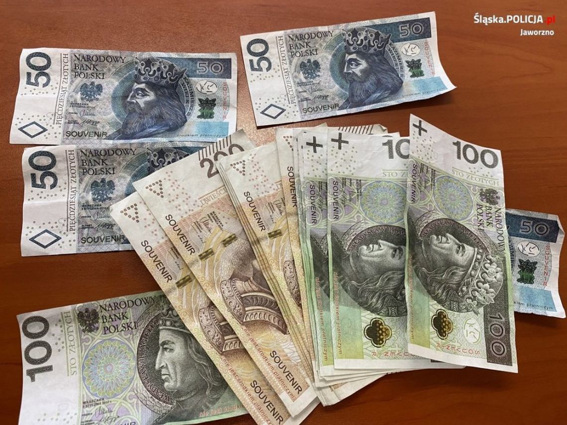 Wystawił ogłoszenie o sprzedaży telefonu, kupiec przyjechał z plikiem zabawkowych banknotów