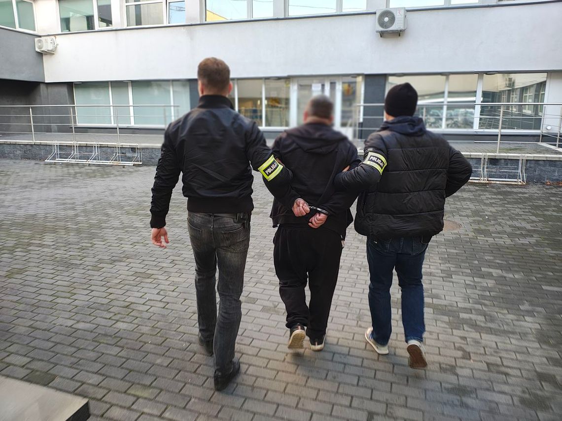 Wystawili lewe faktury VAT na ponad 10 milionów złotych. Policjanci zatrzymali trzy osoby Wystawili lewe faktury VAT na ponad 10 milionów złotych. Policjanci zatrzymali trzy osoby