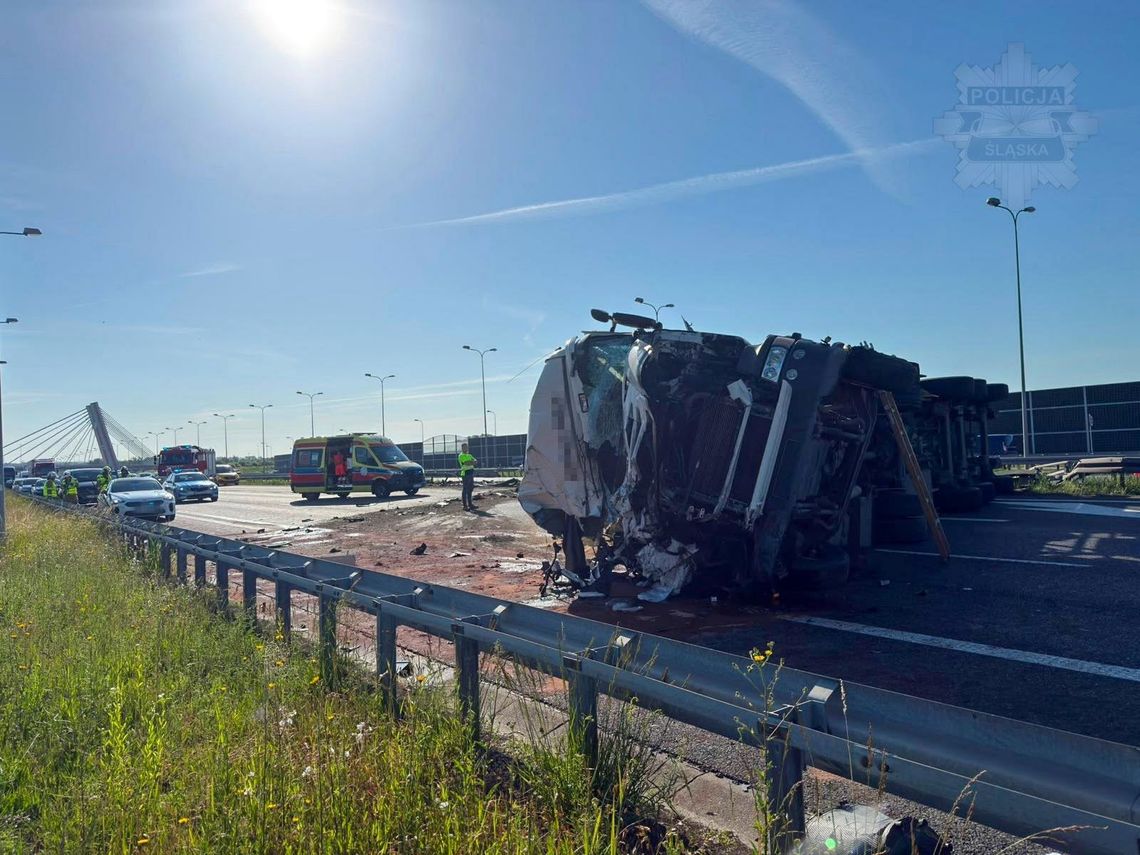 Wystrzał opony na autostradzie A4. Ciężarówka wywróciła się na jezdnię, droga jest zablokowana Wystrzał opony na autostradzie A4. Ciężarówka wywróciła się na jezdnię, droga jest zablokowana
