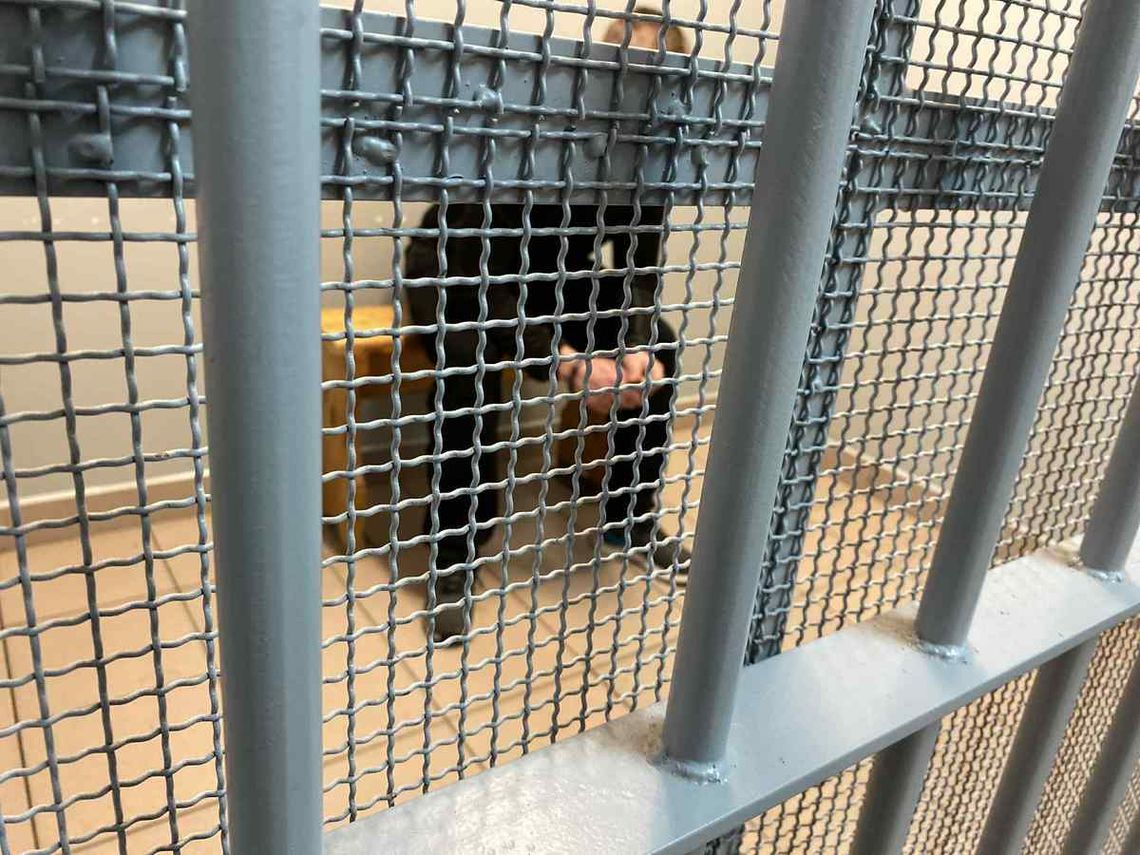 Wyszedł z aresztu i od razu złamał zakaz zbliżania się do matki. Znów trafił za kraty Wyszedł z aresztu i od razu złamał zakaz zbliżania się do matki. Znów trafił za kraty