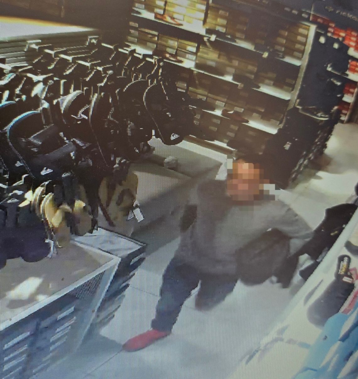 Wyszedł ze sklepu z butami pod kurtką, ale zostawił na półce telefon. Pracownicy przekazali go policji