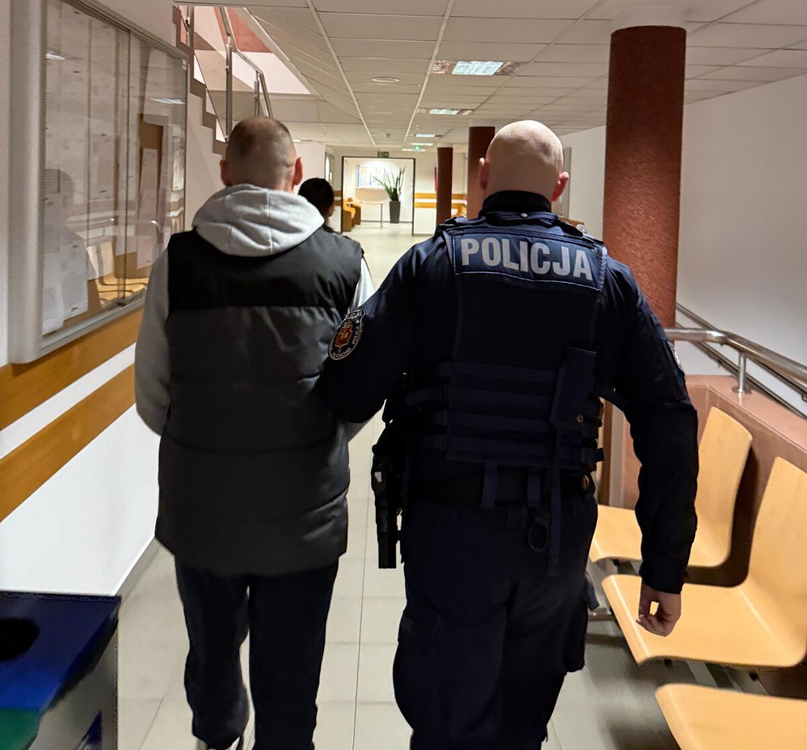 Wyważył drzwi i napadł na własną matkę. Wykręcał jej ręce i groził nożem, potem atakował sąsiadów Wyważył drzwi i napadł na własną matkę. Wykręcał jej ręce i groził nożem, potem atakował sąsiadów