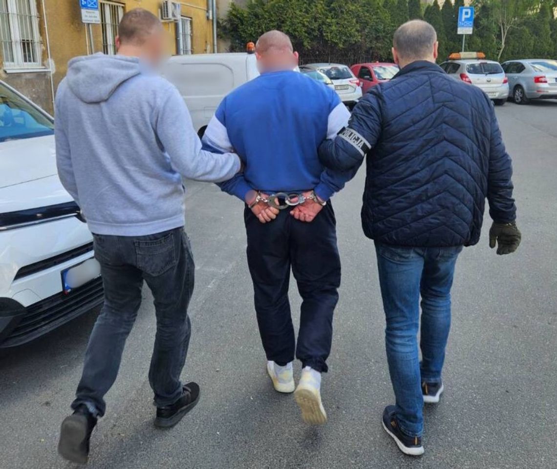 Wyznali sobie miłość, gdy policjanci zabierali go do więzienia. „Romeo” ukrywał się miesiącami Wyznali sobie miłość, gdy policjanci zabierali go do więzienia. „Romeo” ukrywał się miesiącami