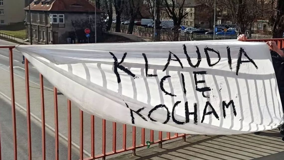 Wyznanie miłości na prześcieradle. Chciał wywiesić je na balustradzie, straż miejska dała mu mandat