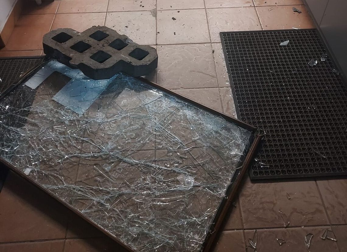 Wziął kawał betonu i rozwalił szybę w sklepie. Policja przyłapała go, gdy pakował towar do worków