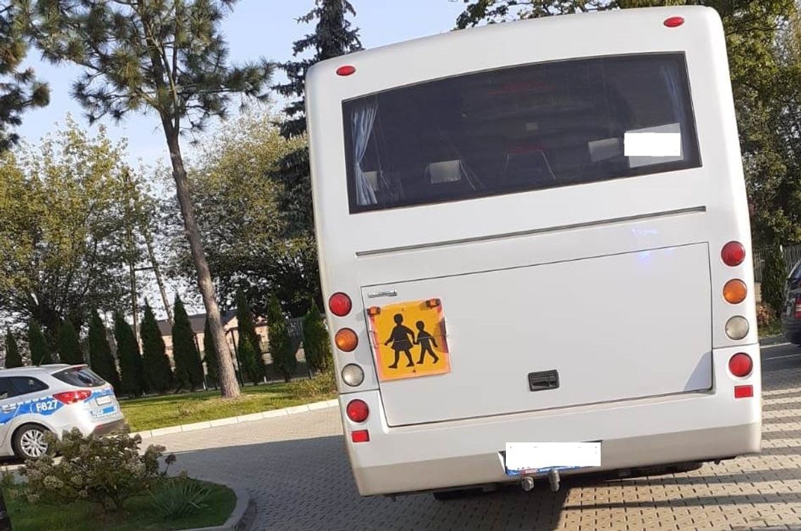 Wzięli na alkomat kierowcę szkolnego autobusu: nawalony. Dmuchnął opiekun dzieci - to samo