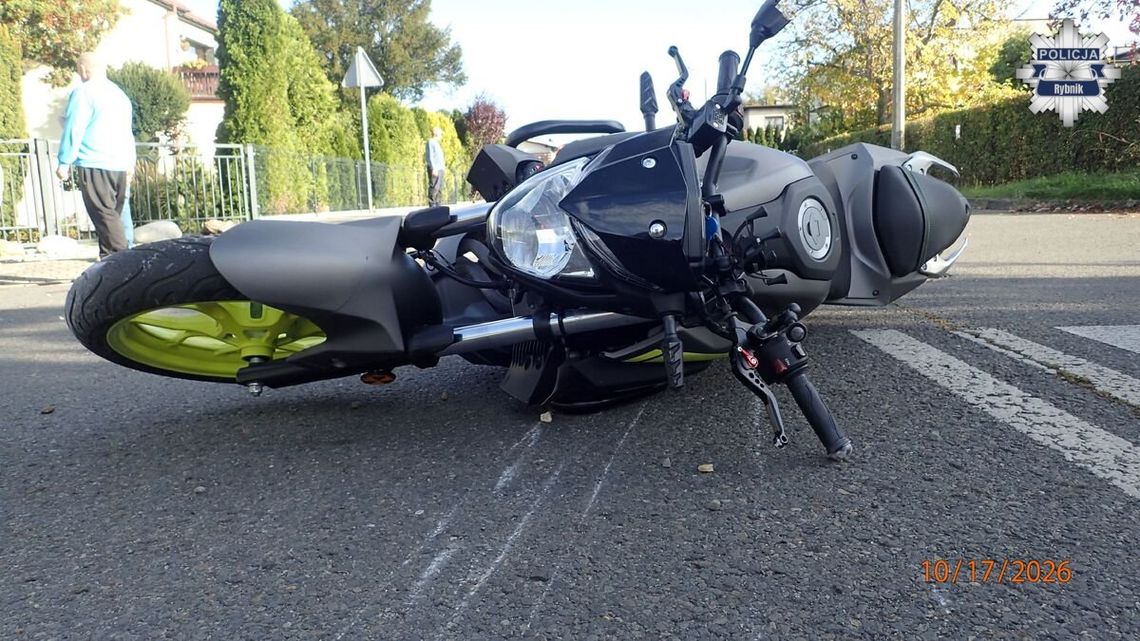 Yamaha przewróciła się po uderzeniu w krawężnik. Pasażerka motocykla zginęła na miejscu Yamaha przewróciła się po uderzeniu w krawężnik. Pasażerka motocykla zginęła na miejscu