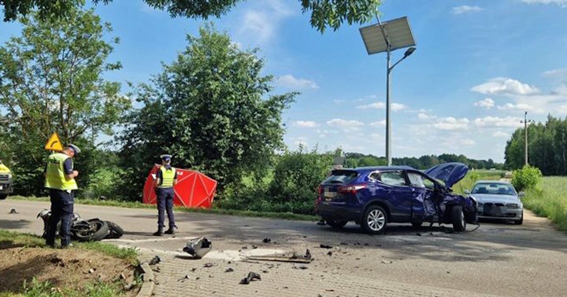 Yamaha roztrzaskała się o osobówkę. Młody motocyklista nie żyje, kierująca osobówką jest ranna