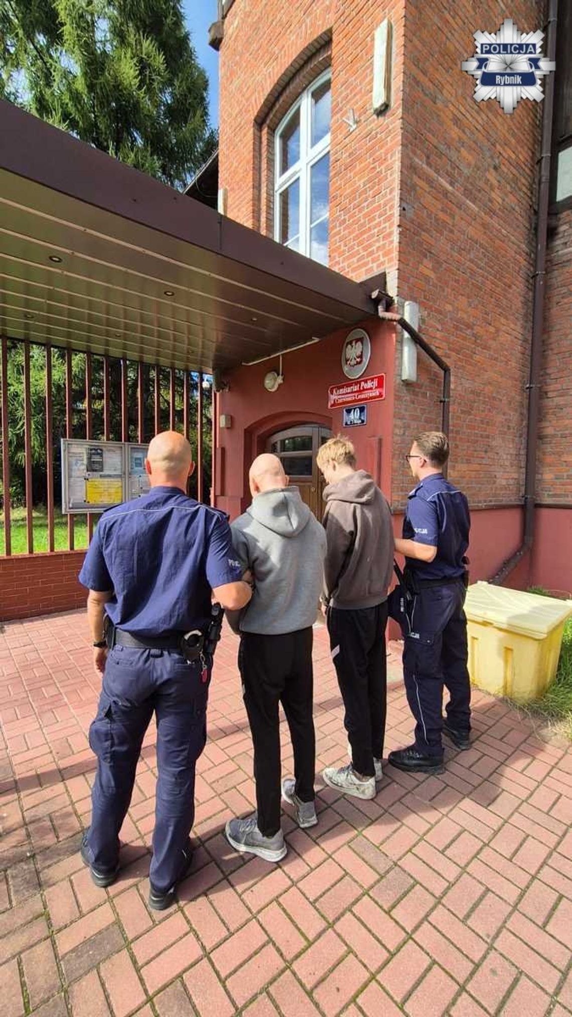 Uciekli z ośrodka i włamywali się do altanek. Mieli kryjówkę w ziemiance wykopanej w hałdzie