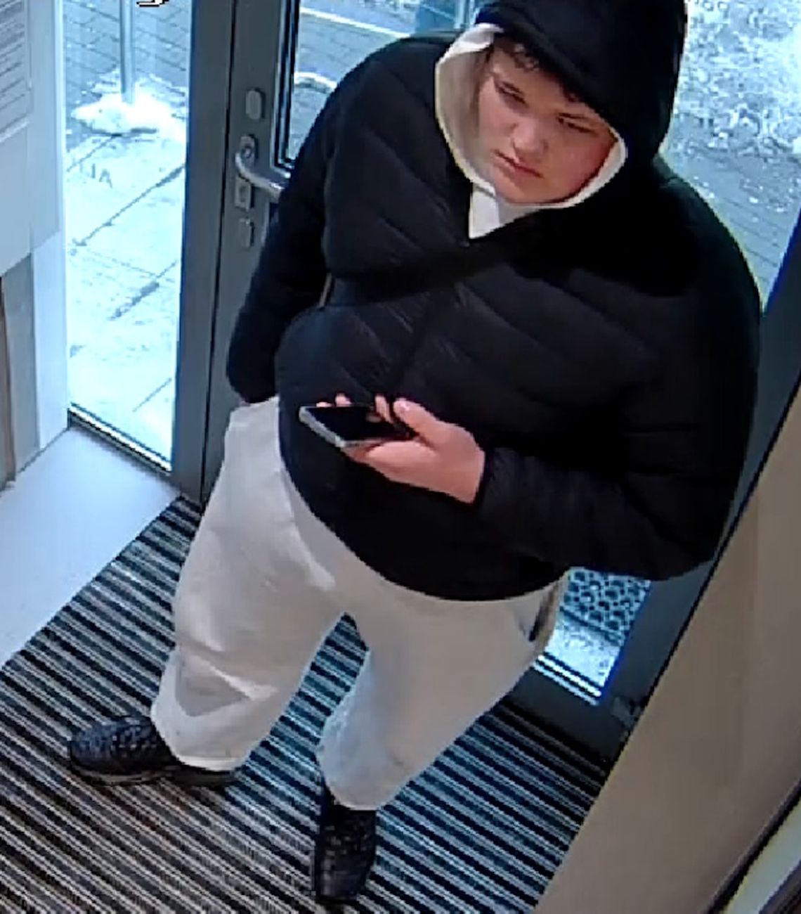 Wysoki, krępy, w czarnej kurtce. Policja publikuje wizerunek podejrzewanego mężczyzny z monitoringu