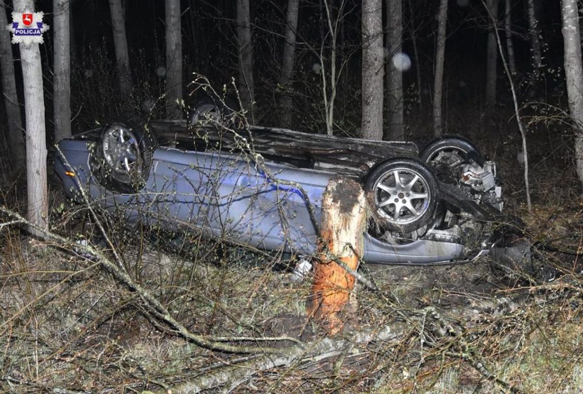 Z 4 promilami we krwi chciał zaszpanować przed kolegą. Po dachowaniu skasował jaguara