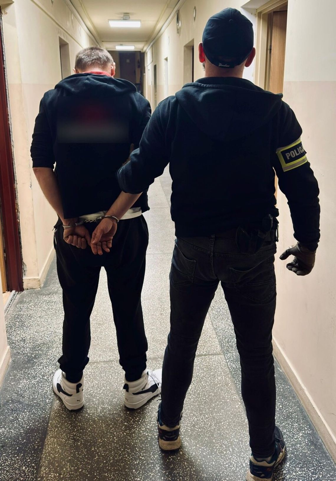 Z auta zniknęło 26 tys. zł. Złodziej ruszył na zakupy i wynajął apartament