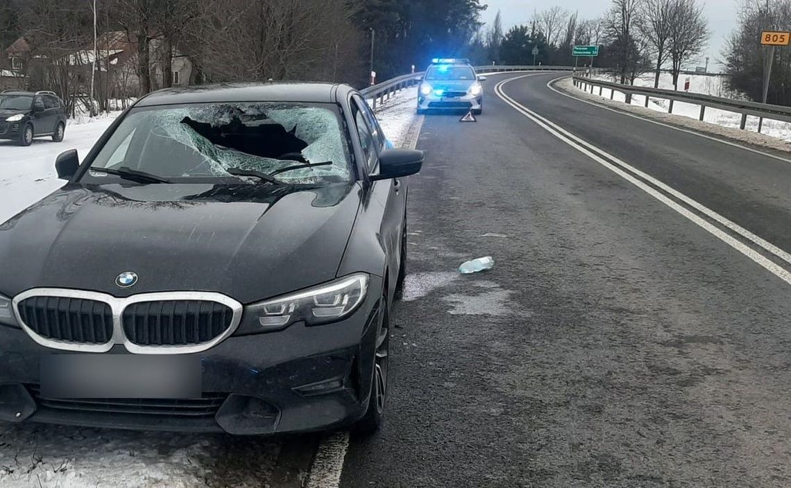 Z ciężarowej scanii oderwała się bryła lodu i wbiła w szybę BMW. Kierowca doznał obrażeń twarzoczaszki [FOTO]