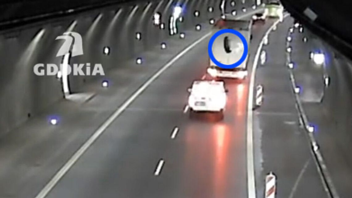 Z ciężarówki odpadło koło i przeleciało nad samochodem. Bardzo groźne zdarzenie w tunelu Z ciężarówki odpadło koło i przeleciało nad samochodem. Bardzo groźne zdarzenie w tunelu