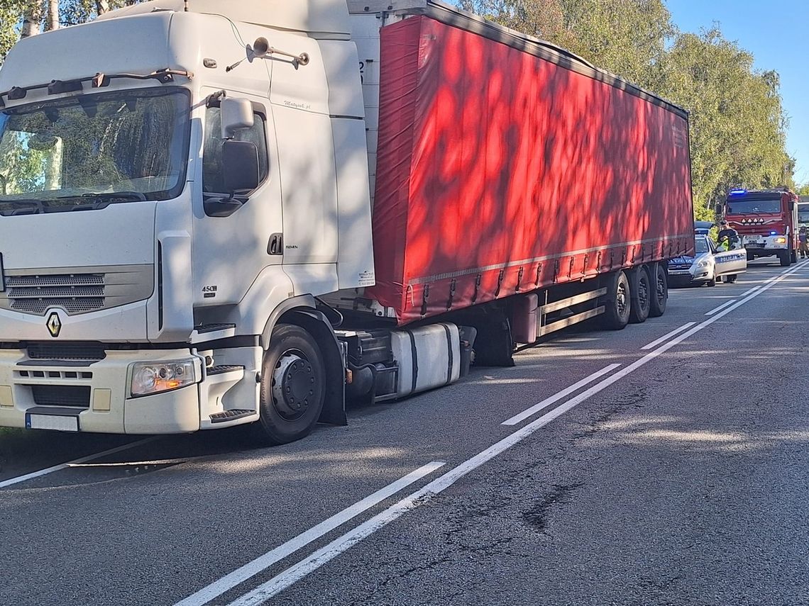 Z ciężarówki odpadło koło i uderzyło w citroena. Osobówka wypadła z drogi i wbiła się w drzewo