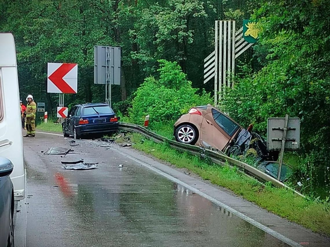 Z ciężarówki odpięła się naczepa i uderzyła w dwa auta. Zginęła kobieta, jedna osoba jest ranna