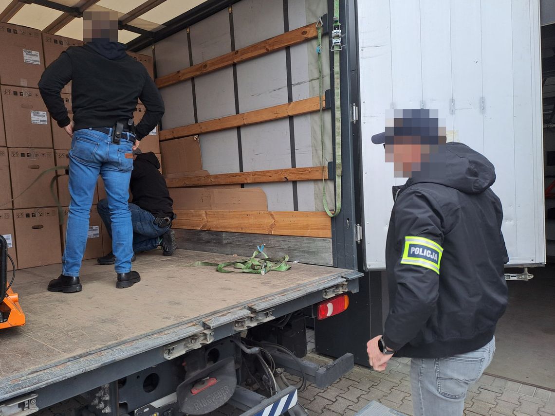 Z ciężarówki zniknęły ekspresy do kawy warte 560 tysięcy złotych. Policjanci dotarli do pasera Z ciężarówki zniknęły ekspresy do kawy warte 560 tysięcy złotych. Policjanci dotarli do pasera
