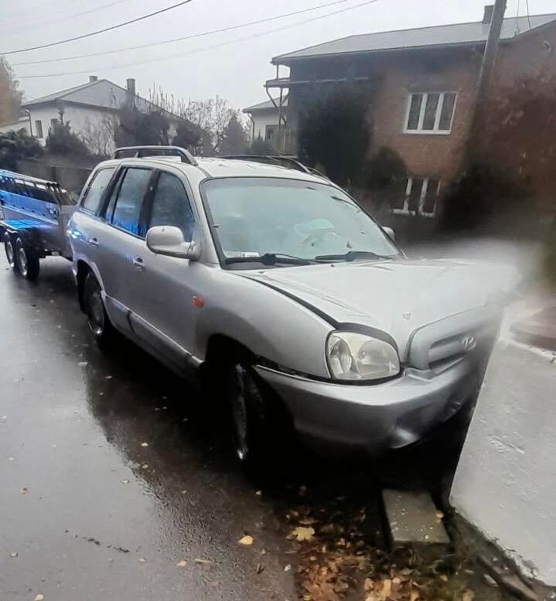 Z dwoma promilami nie zauważył studni. Ranny kierowca terenówki trafił do szpitala Z dwoma promilami nie zauważył studni. Ranny kierowca terenówki trafił do szpitala