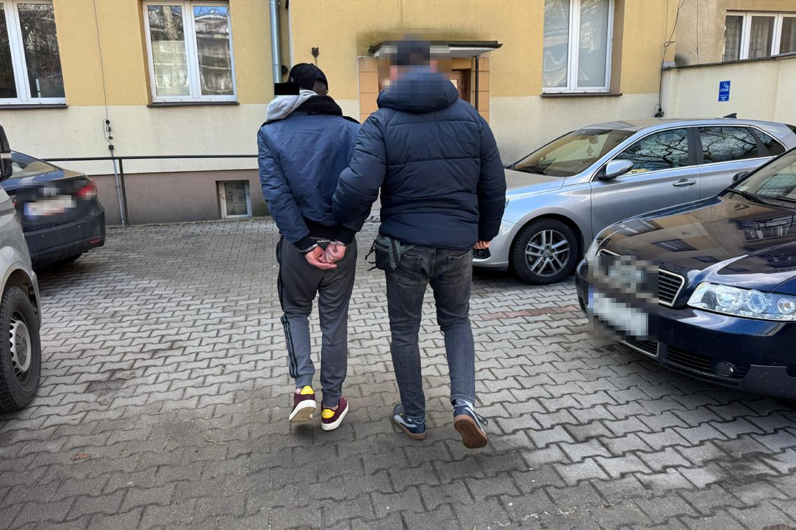 Z dwoma promilami we krwi przyjechał autem na komendę. Chciał porady, skończył na dołku