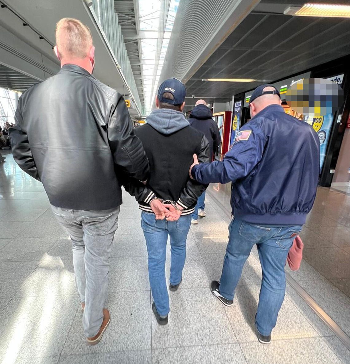 Z lotniska prosto do celi. Kryminalni zatrzymali 39-latka przy samej bramce