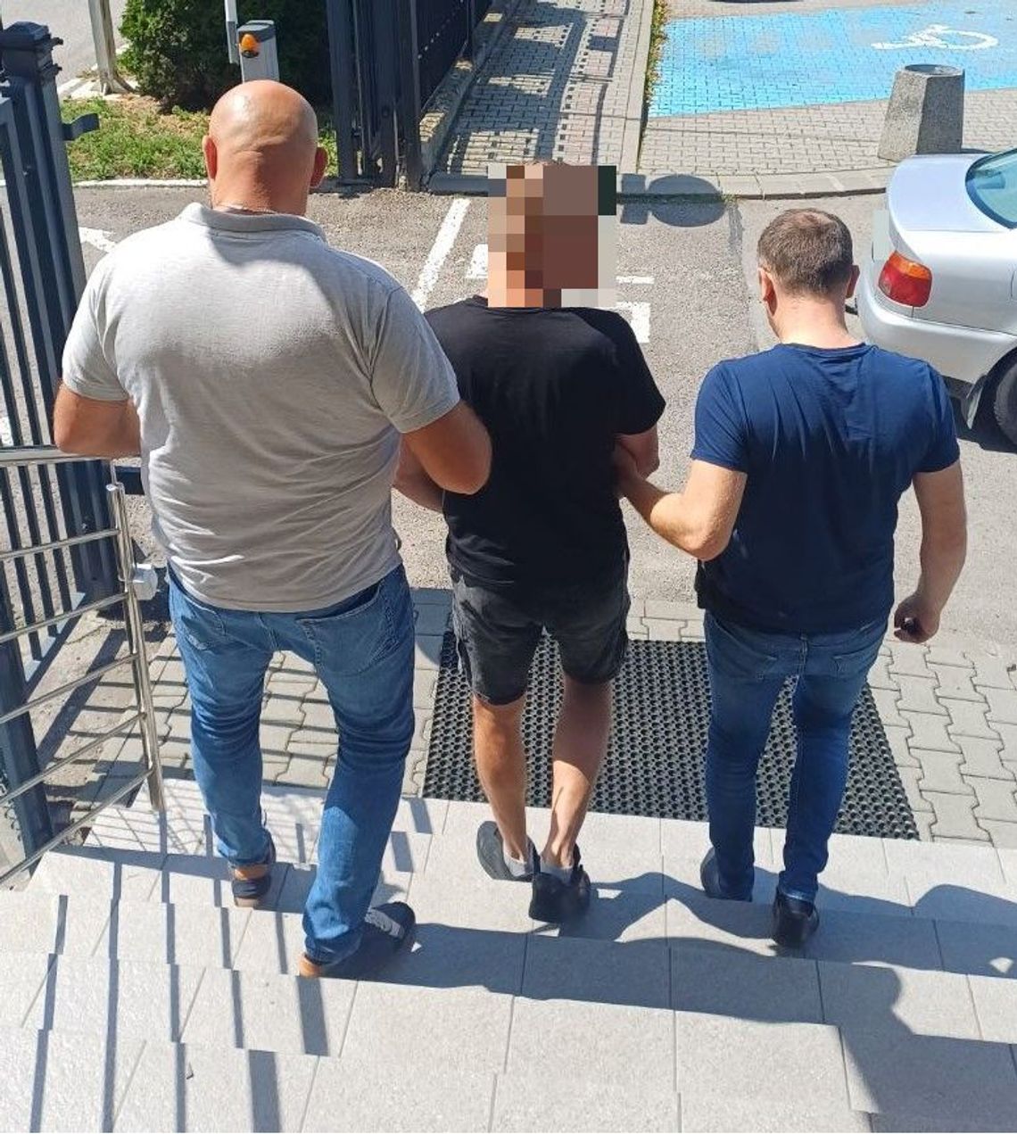 Z maczetą i pałką demolował samochody na mieście. Policjanci znaleźli przy 33-latku narkotyki