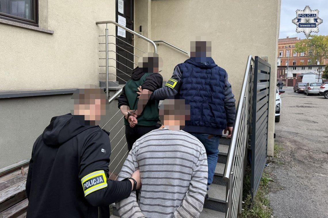 Z narkotykami na osiedlowej ławce. Wpadli przez czujnego operatora miejskiego monitoringu