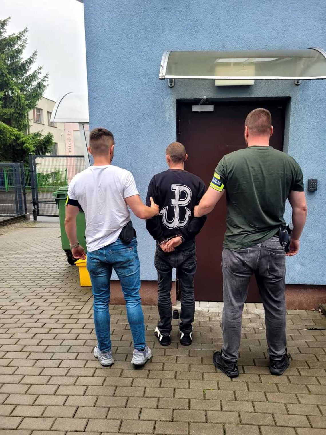 Z nożem w ręku zaatakował mężczyznę idącego w nocy przez miasto. Ranny trafił do szpitala