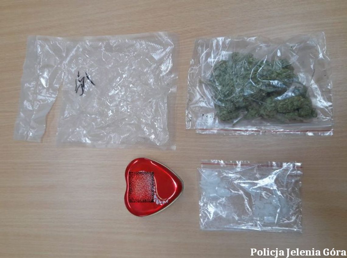 Z okna mieszkania poleciała marihuana i metamfetamina. 24-latek wyrzucił je, gdy zapukali policjanci